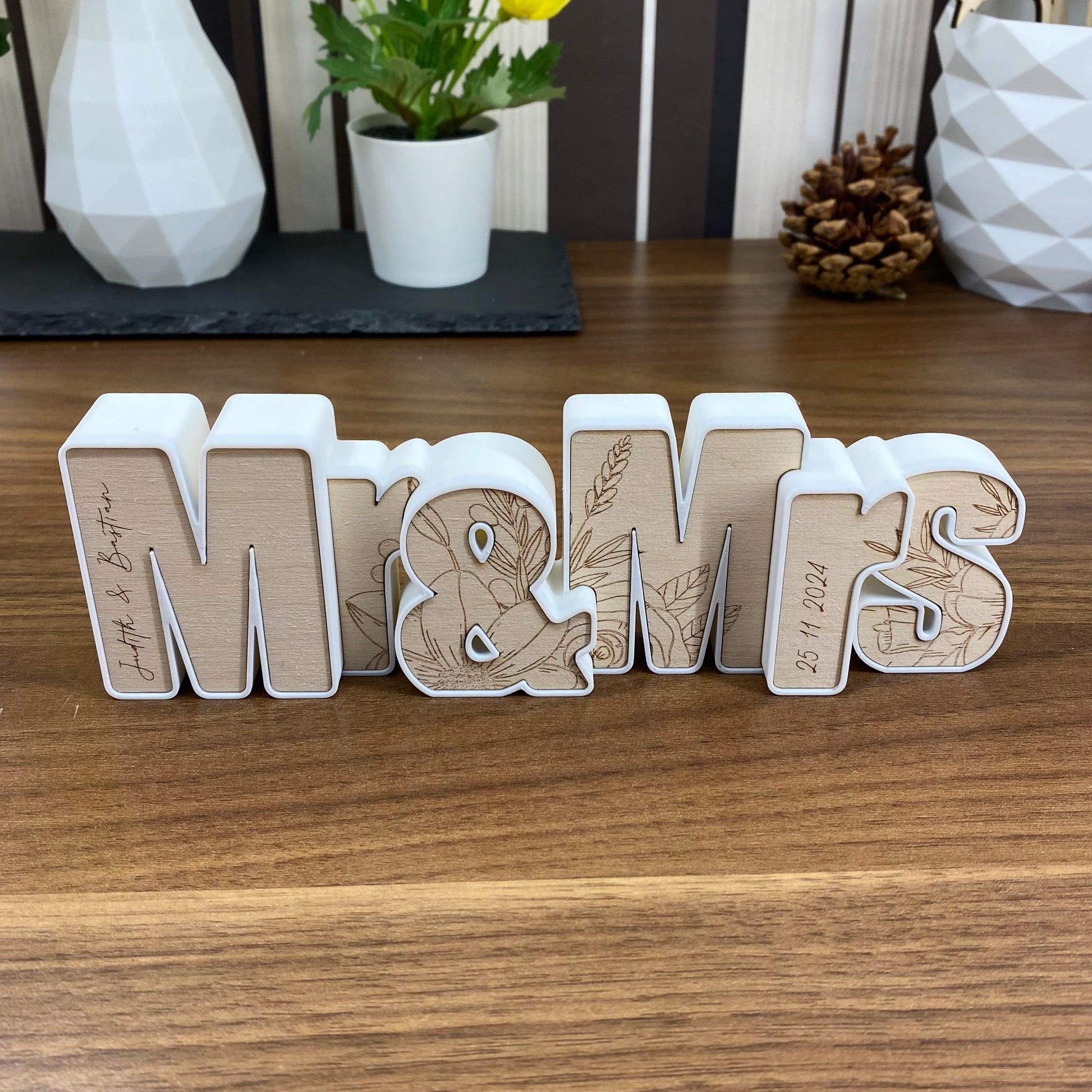Hochzeitsgeschenk "Mr & Mrs" personalisiert, Holz Gravur mit Datum und Namen - Deko Andenken