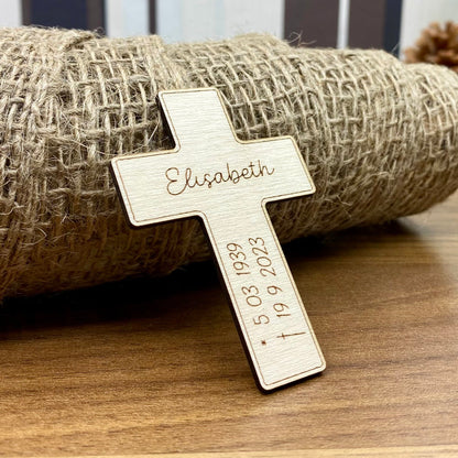 Tischdeko für Beerdigung mit Gravur - Personalisiertes Kreuz für Trauerfeier