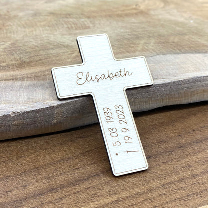 Tischdeko für Beerdigung mit Gravur - Personalisiertes Kreuz für Trauerfeier