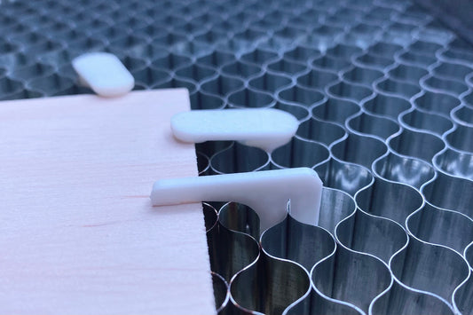 Halter für Holz auf Honigwaben für Laser Schneiden und Gravieren, Set mit 2 Sorten zu je 8 Stück, 3D gedruckt